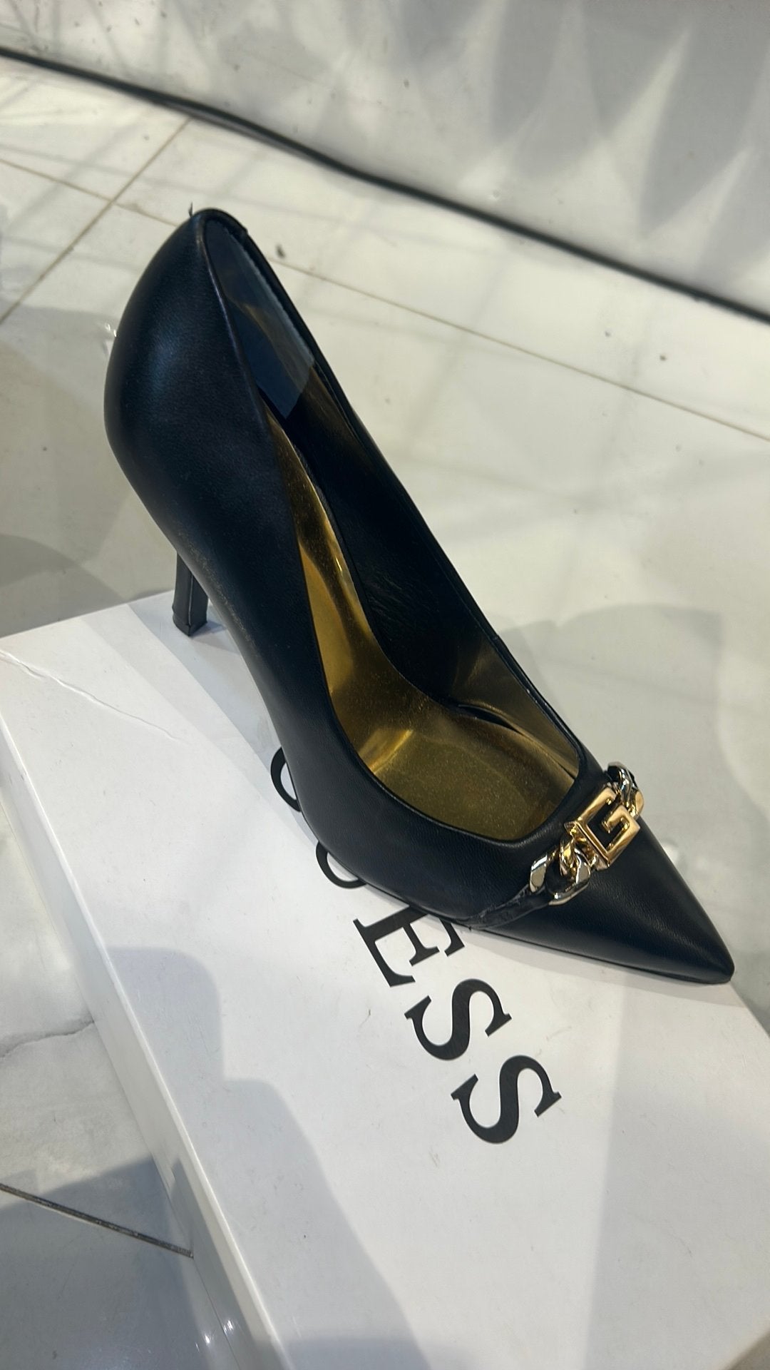 Guess pump in zwart en goud (maat 39), Ophalen, Pumps, Zwart, Nieuw