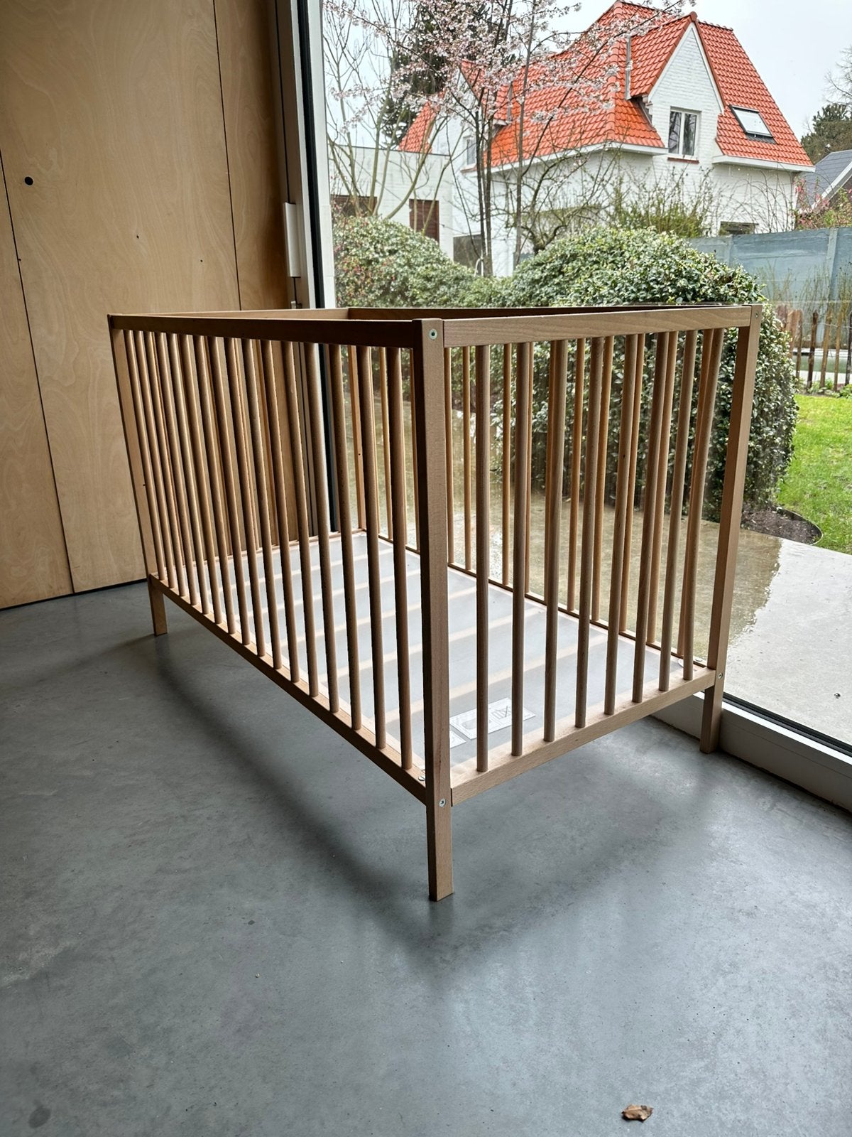 Babybedje ikea beuk met bijpassende matras, Ophalen, Zo goed als nieuw