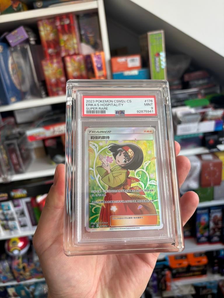 PSA 9 L'hospitalité d'Erika #176 /150 SR 2023 CSM2c chinois, Enlèvement ou Envoi, Comme neuf