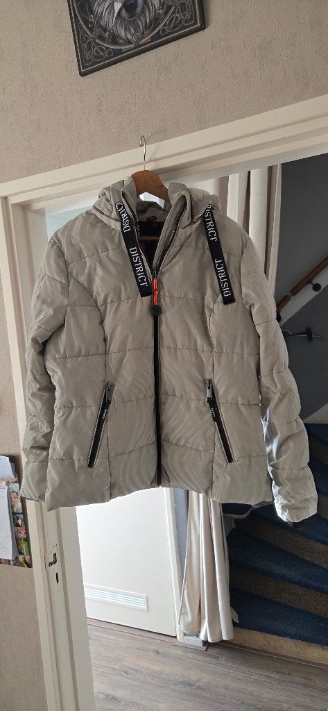 Nieuwe Dames jas Merk District Maat 42, Kleding | Dames, Jassen | Winter, Verzenden, Beige, Maat 42/44 (L), Nieuw