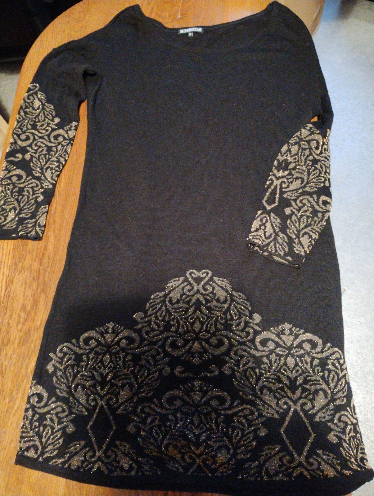 Mooie zwarte jurk met gouden motieven Superstar maat M, Kleding | Dames, Maat 38/40 (M), Super Star, Zwart, Ophalen of Verzenden