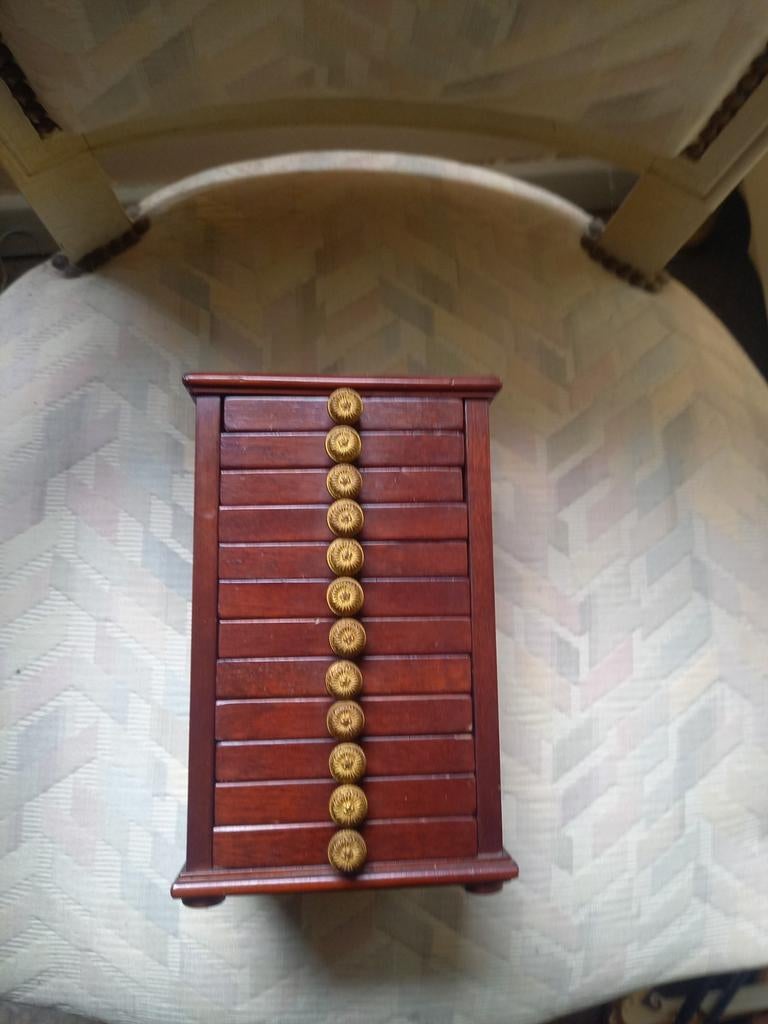 Houten kastje met  glasonderzetters, Ophalen of Verzenden, Gebruikt, Glas of Kopje