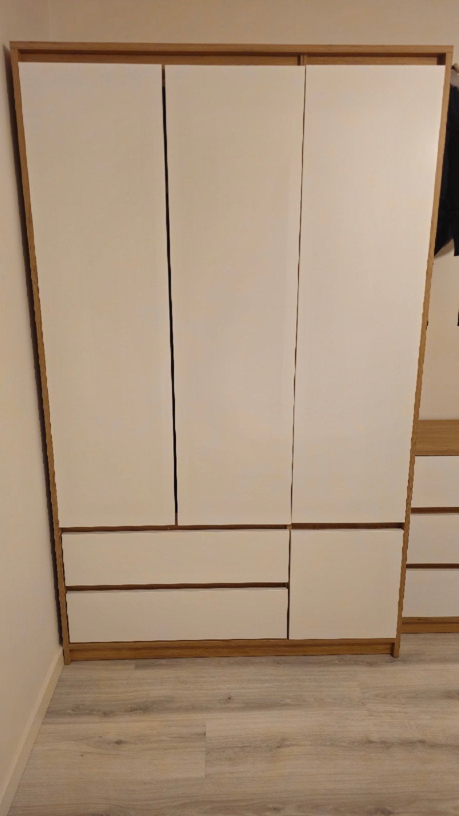 Kleerkast BILLUND wit/hout, Avec tiroir(s), Comme neuf, 100 à 150 cm, Autres essences de bois