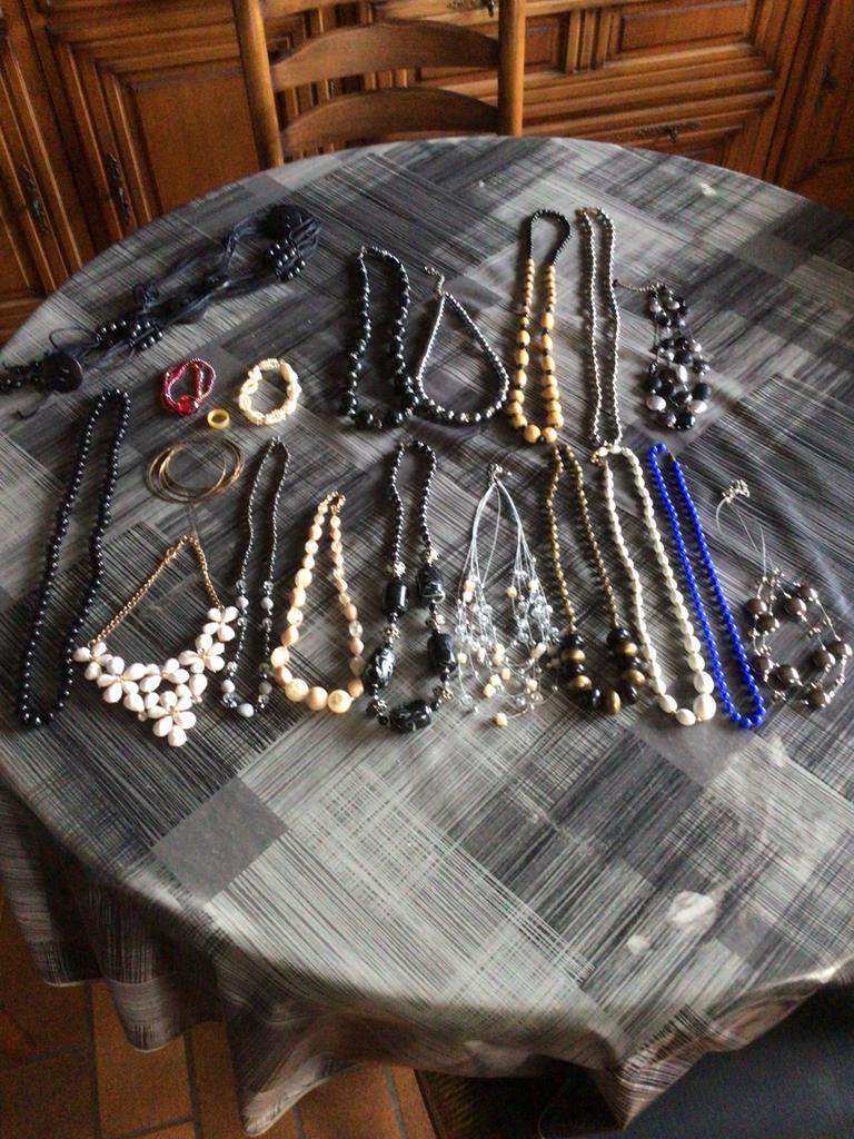 Lot van 20 fantasie juwelen, Handtassen en Accessoires, Kettingen, Ophalen