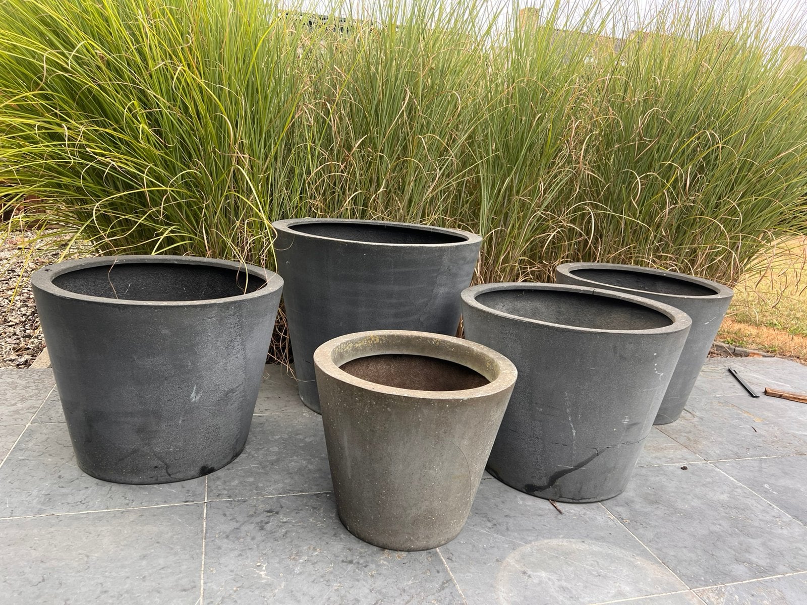 VERKOCHT Antraciet grijze bloempotten in polyester, Tuin en Terras, Ophalen, Kunststof, Gebruikt, 40 cm of meer