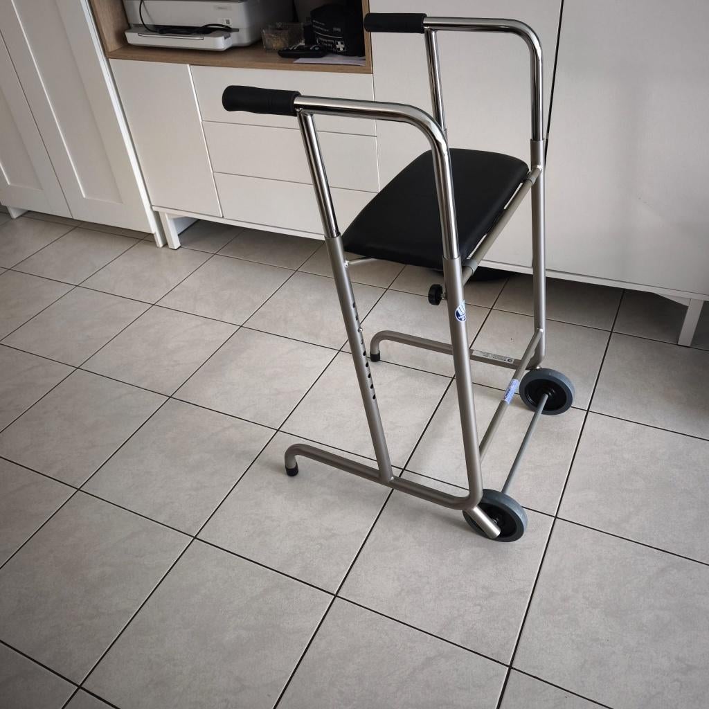 Déambulateur tribune avec chaise, Divers, Enlèvement, Poids léger, Comme neuf