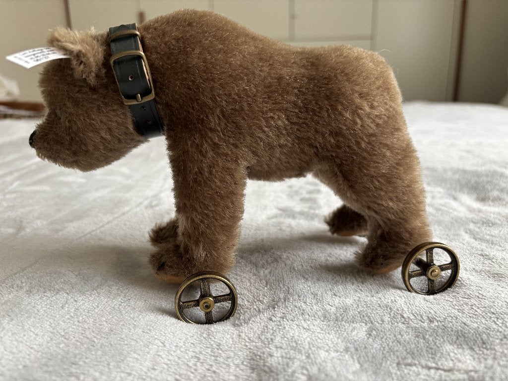 STEIFF - Beer op wielen, Ophalen of Verzenden, Zo goed als nieuw, Stoffen beer, Steiff