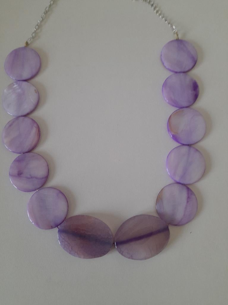 ketting lila met paillettes, Handtassen en Accessoires, Kettingen, Ophalen of Verzenden, Zo goed als nieuw, Overige kleuren, Kunststof