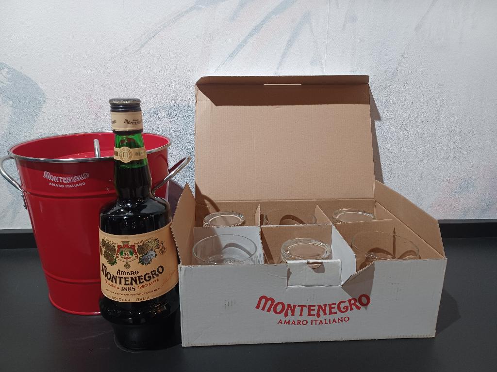 Amaro Montenegro: 1 fles met merchandising, Verzamelen, Ophalen of Verzenden