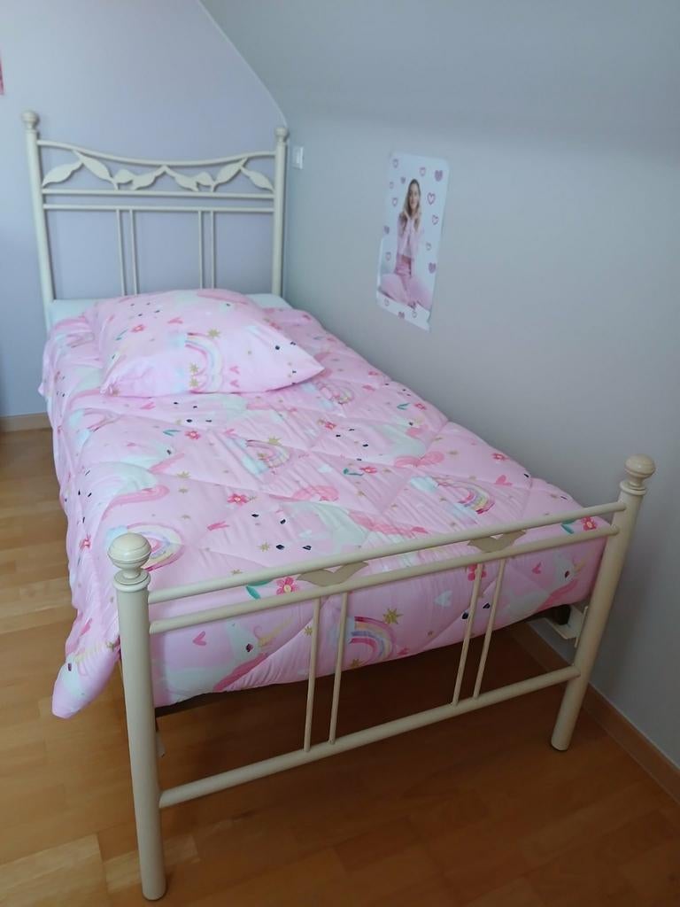 Wit metalen bed / Lit en métal blanc, Ophalen, Lattenbodem
