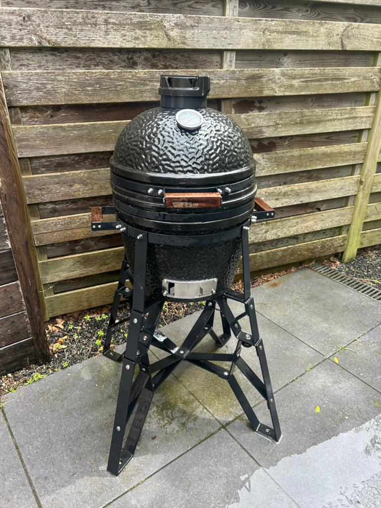 The Bastard Compact Kamado BBQ + Stand + Cover + Gloves, Tuin en Terras, Ophalen, Zo goed als nieuw