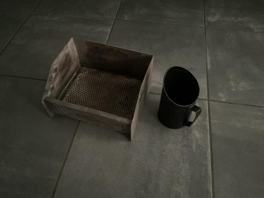 Mand om pellets te branden in kachel/haard/buiten + schep, Antiek en Kunst, Antiek | Tin, Ophalen of Verzenden