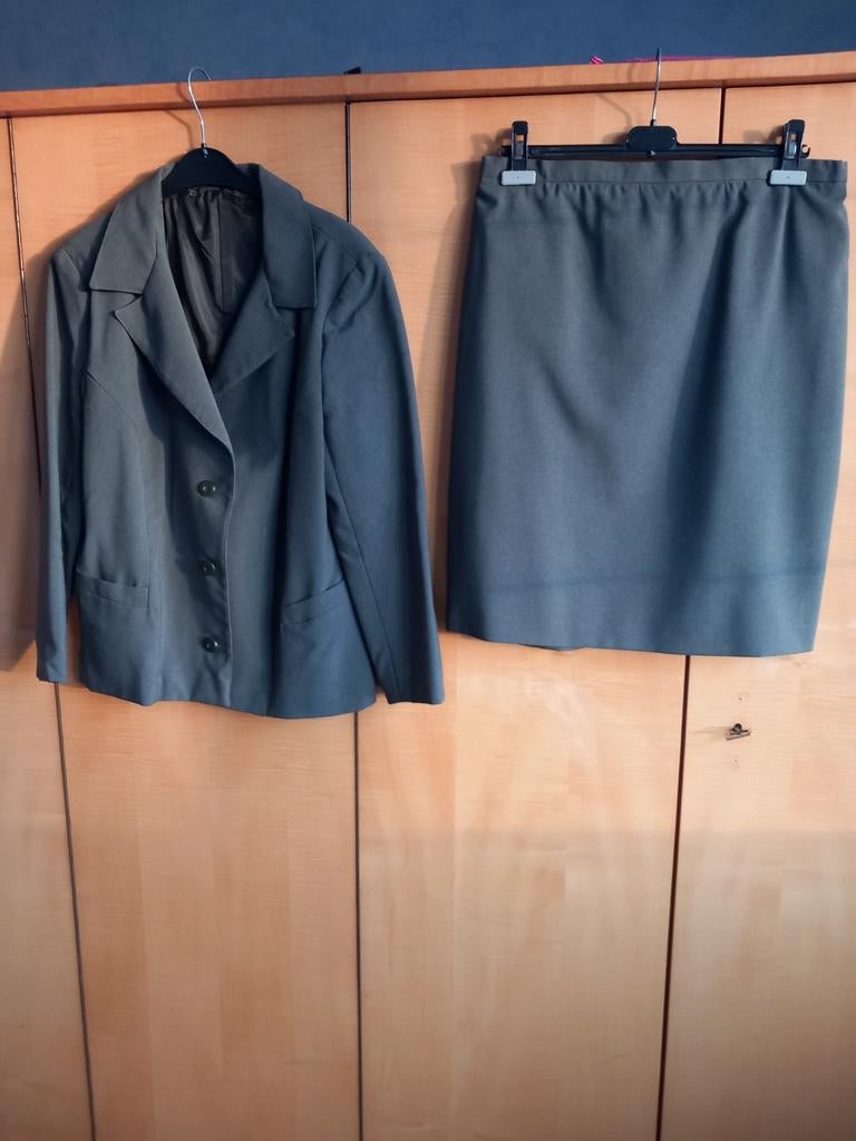 Tailleur  vert/kaki. Doublé.  Polyester, Enlèvement ou Envoi