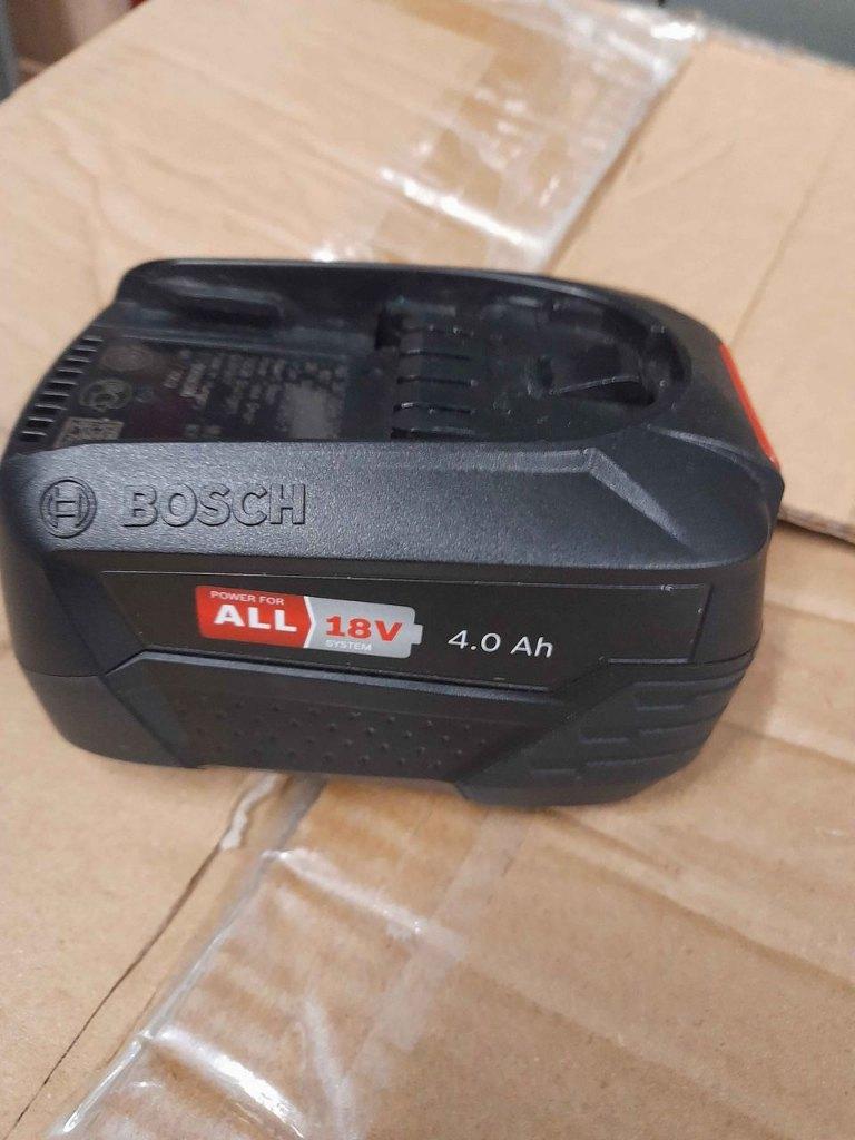 Chargeur et 2 batteries Bosch 18 v, Enlèvement, Utilisé