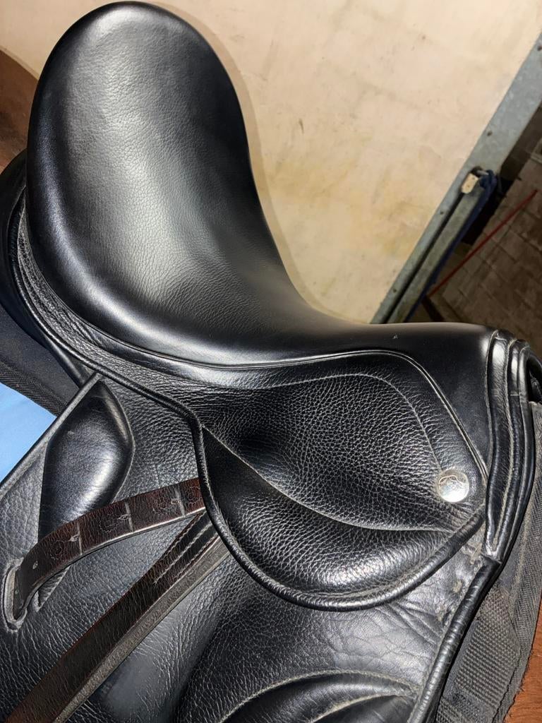 Selle de dressage Zaldi 17’5 large arcade, epaules marges, Ophalen, Zo goed als nieuw, Dressuur