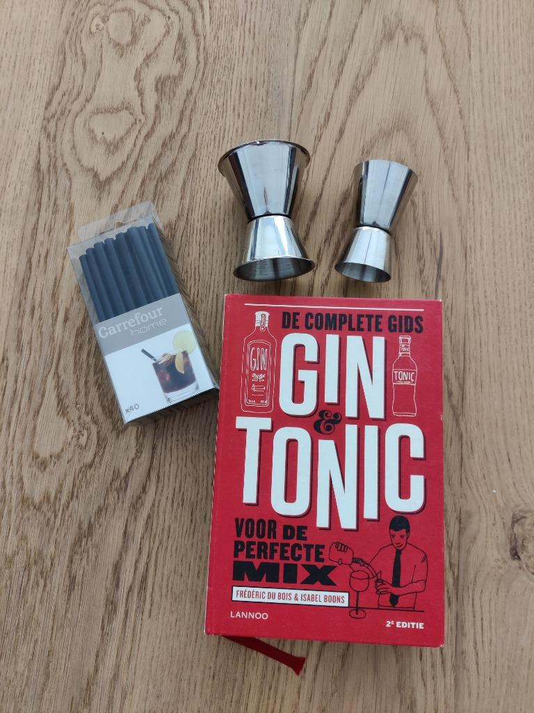boek GIN & TONIC  + maatbekers + cocktailrietjes + 6 glazen, Ophalen, Zo goed als nieuw