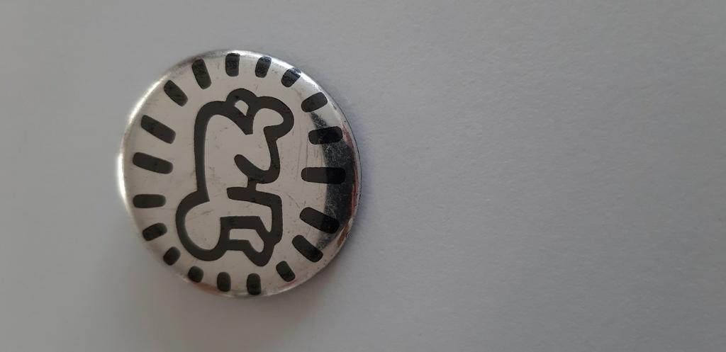 Speld Keith Haring Pop Art Radiant Baby 1988, zilverkleurig, Verzamelen, Speldjes, Pins en Buttons, Ophalen of Verzenden, Gebruikt