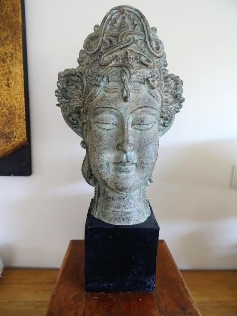 Buste Guanyin, bodhisavatta de la compassion. Sur socle noir, Enlèvement ou Envoi, Comme neuf