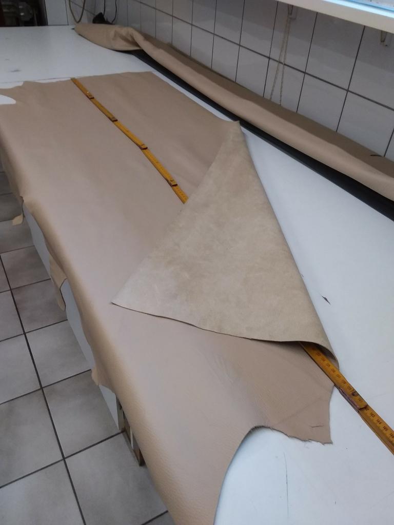 Ecru rundleder, tassenleder, hobbyleder, 130 x 60 cm, Hobby & Loisirs créatifs, Tissus & Chiffons, Enlèvement ou Envoi, Neuf, Cuir ou Similicuir