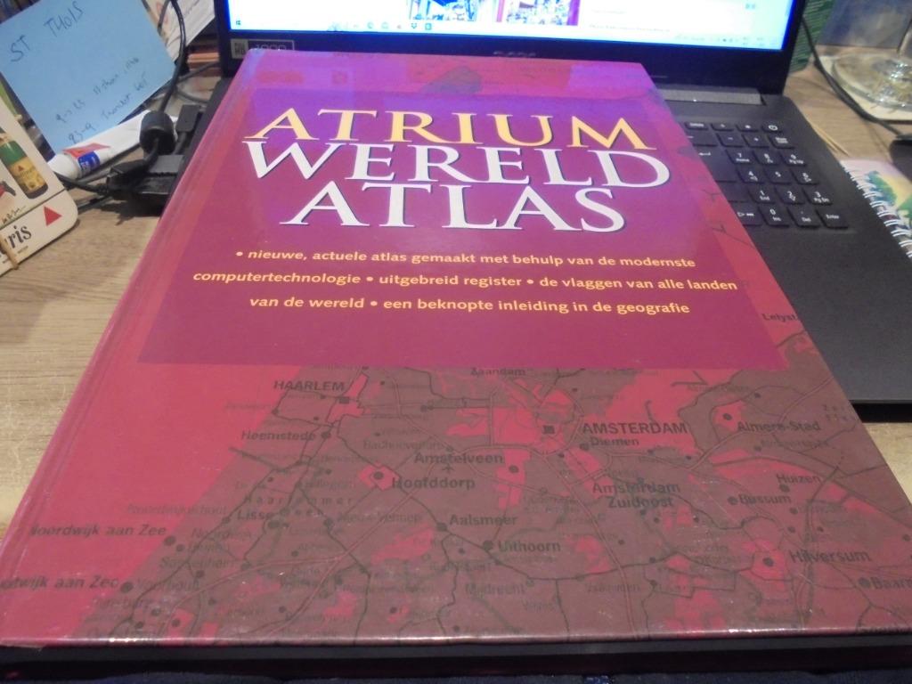 Atrium wereldatlas, Ophalen of Verzenden, Gelezen, Overige atlassen