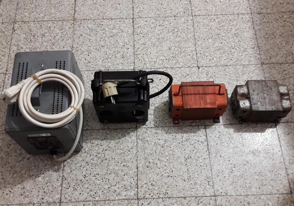 Lot de 4 Convertisseurs de Tensions vintages année 1960-70, Electroménager, Enlèvement ou Envoi, Utilisé