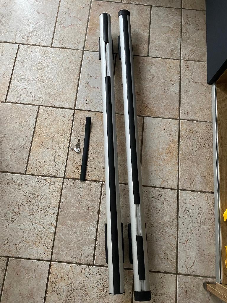 Barres de toit Thule 120 cm, Autos : Divers, Coffres de toit, Enlèvement, Utilisé