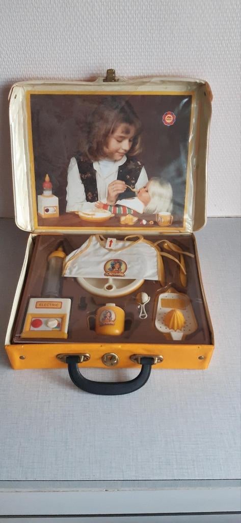 Vintage oranje nursing poppen koffer caroline  , jaren '70 ., Ophalen of Verzenden, Zo goed als nieuw
