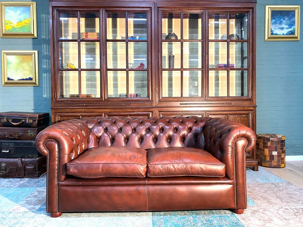 Engelse 2.5 zit Chesterfield zetel roodbruin, Ophalen of Verzenden, Zo goed als nieuw, Leer