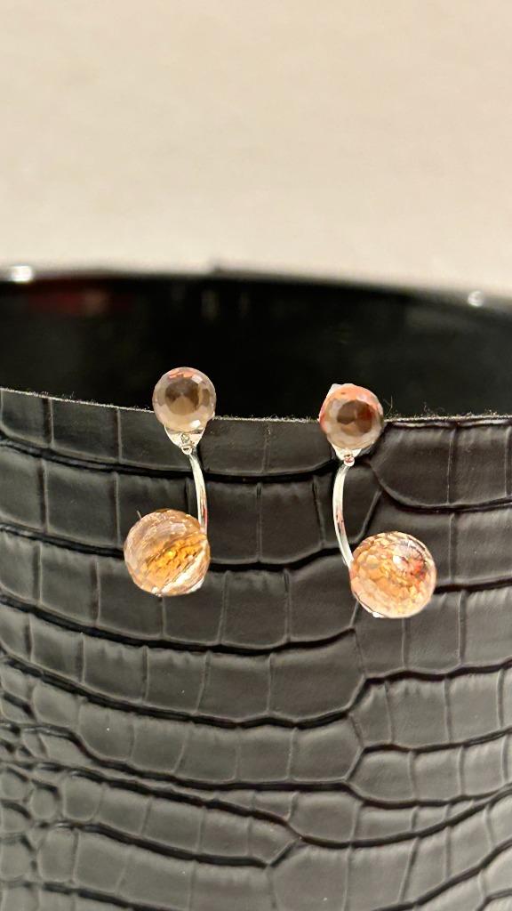 Zilverkleurige oorsteker met zalmkleurige bollen, Handtassen en Accessoires, Oorbellen, Ophalen of Verzenden, Nieuw, Oranje, Knopjes of Stekers