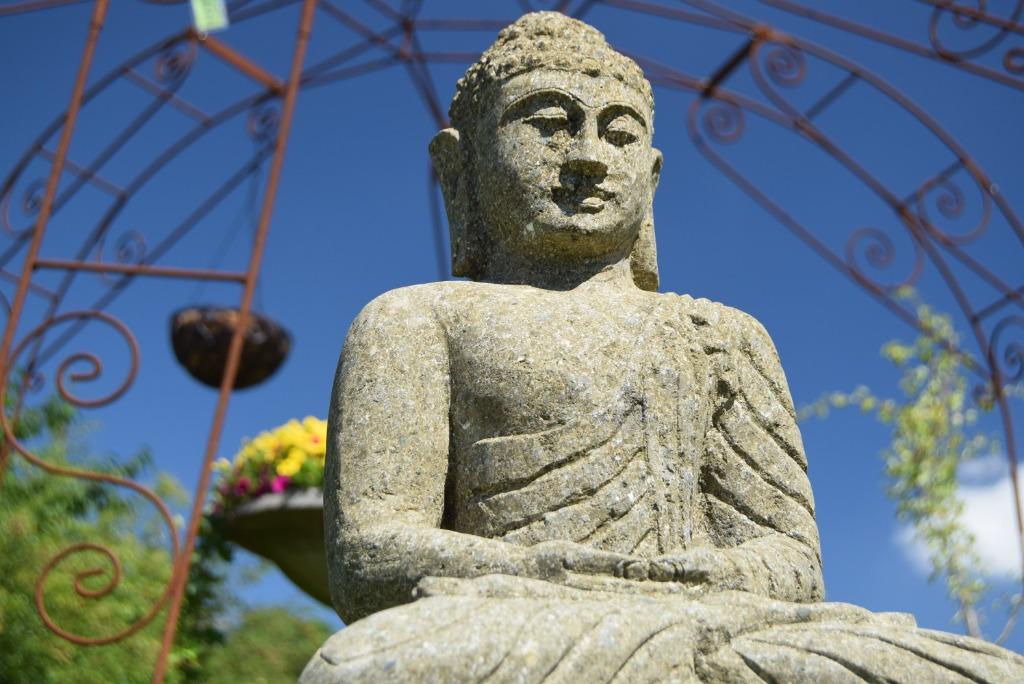 Boeddha op lotus in natuursteen meditatie, Tuin en Terras, Tuinbeelden, Ophalen, Zo goed als nieuw, Steen, Boeddhabeeld