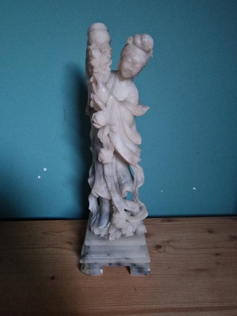 Image d'une femme avec une cruche. Art ancien chinois, Enlèvement ou Envoi
