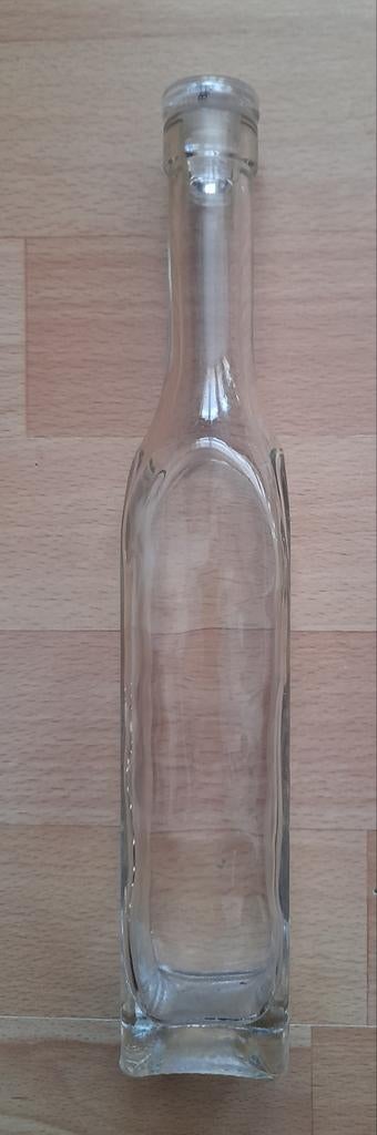 Jolie fine carafe en verre