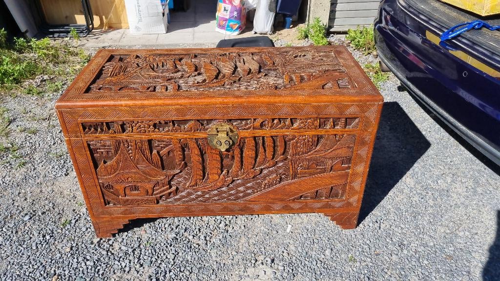 Coffre Antique (de voyage) en Bois de Camphrier Sculpté, Enlèvement ou Envoi
