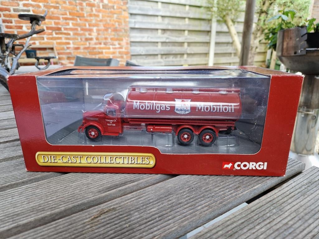 Corgi toys 1/50 50901 Mack LJ6 wheel oval tanker Mobilgas, Ophalen of Verzenden, Zo goed als nieuw, Corgi