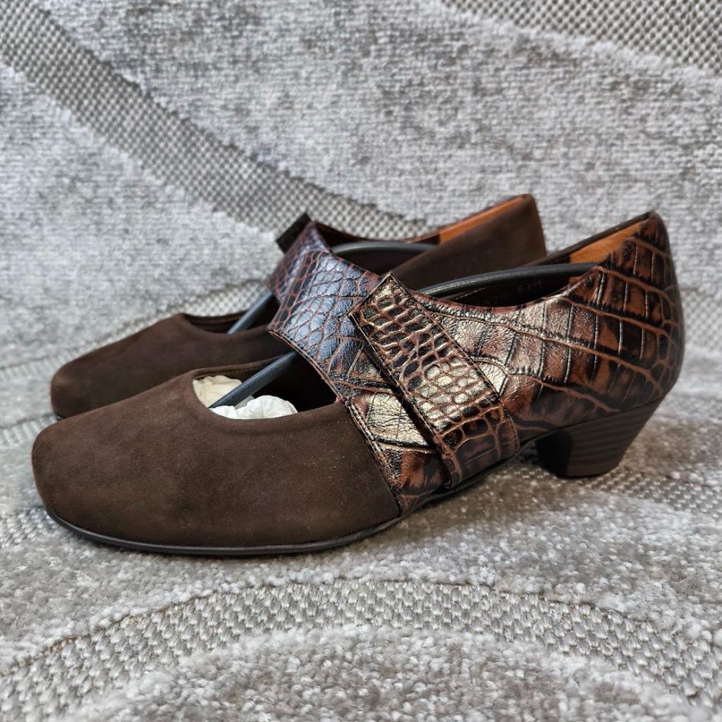 Livingstone pump bruin suede leder uitneembaar voetbed  eu40, Ophalen of Verzenden, Bruin
