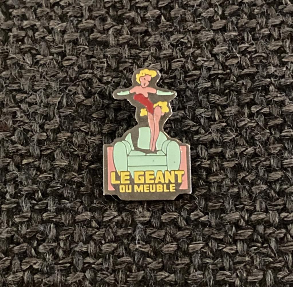 PIN - LE GEANT DU MEUBLE, Verzenden, Gebruikt, Overige onderwerpen, Speldje of Pin