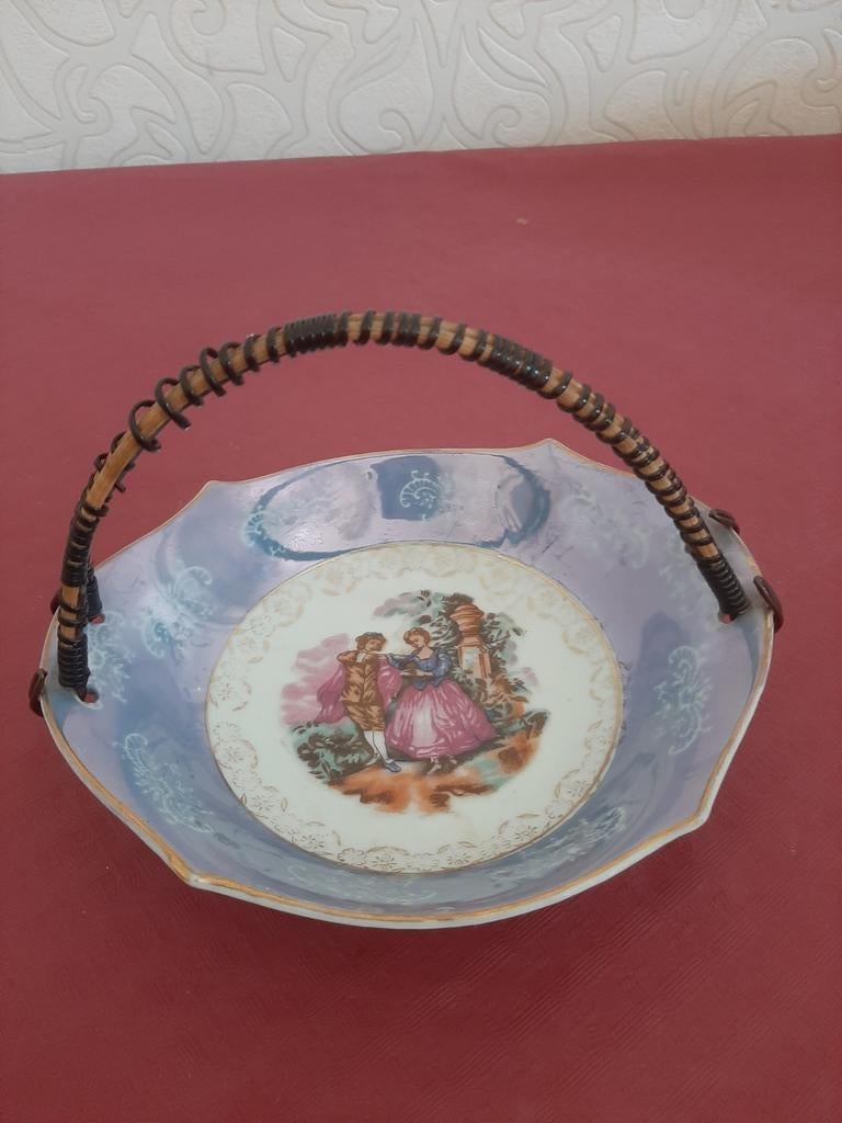 Très ancien plat à bonbon en porcelaine, scène romantique, Enlèvement ou Envoi