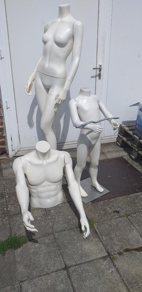 Complet, 3 mannequins ; une femme, un enfant, un homme, Enlèvement