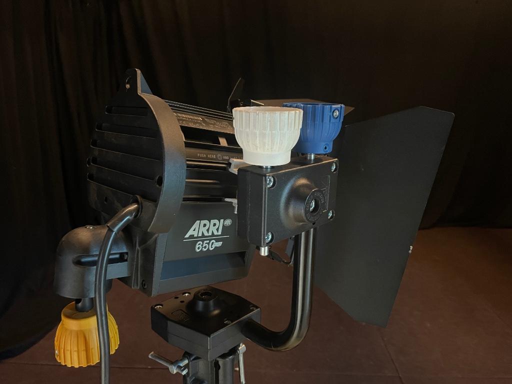 ARRI 650 Plus (avec étrier) - spot Fresnel (20 pièces), Enlèvement ou Envoi, Utilisé, Lumières