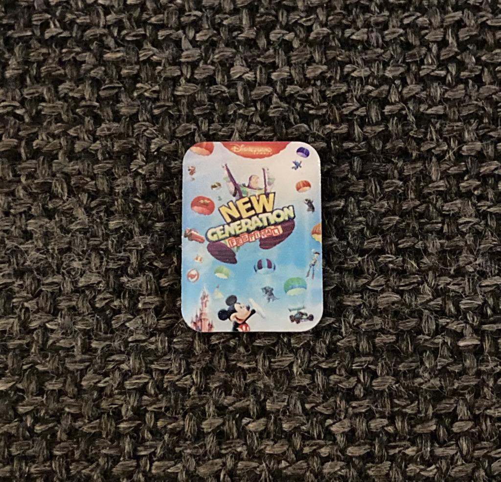 PIN - DISNEYLAND PARIS - NEW GENERATION FESTIVAL - DISNEY, Verzamelen, Verzenden, Zo goed als nieuw, Figuurtje, Speldje of Pin