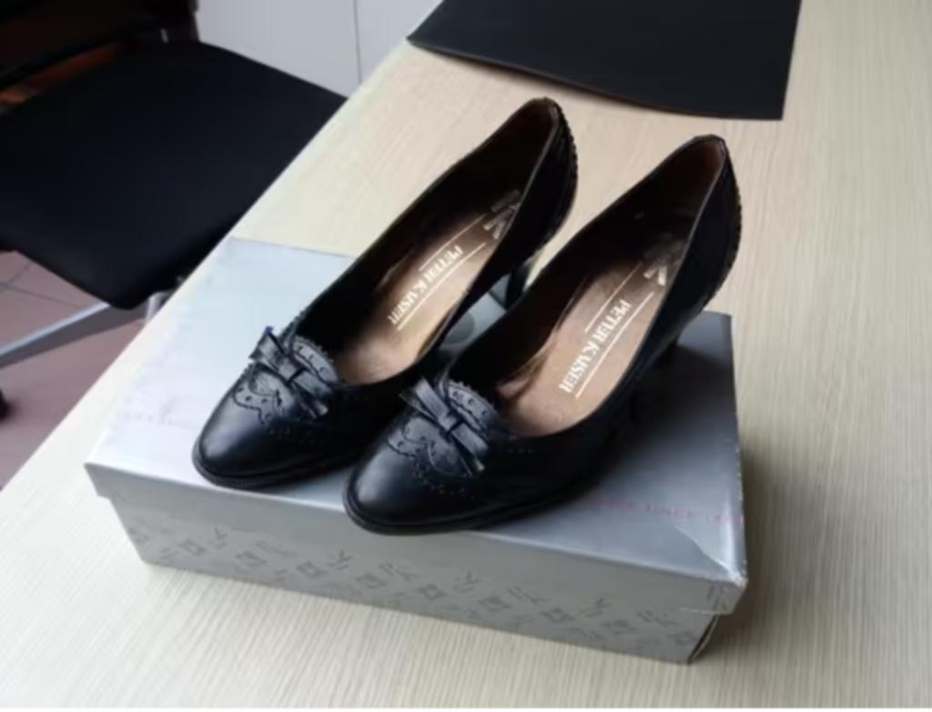 KLASSIEKE ZWARTE DAMESSCHOEN - MAAT 35 - merk Peter Kaiser, Kleding | Dames, Schoenen, Pumps, Zwart, Zo goed als nieuw, Ophalen