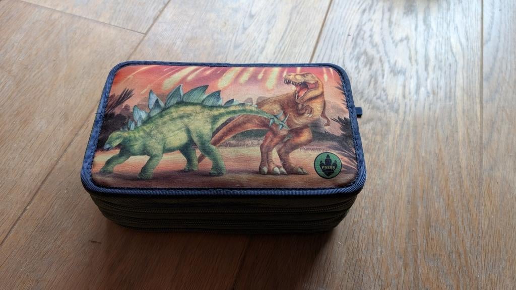Mooie en nette gevulde dino pennenzak, Ophalen of Verzenden, Zo goed als nieuw