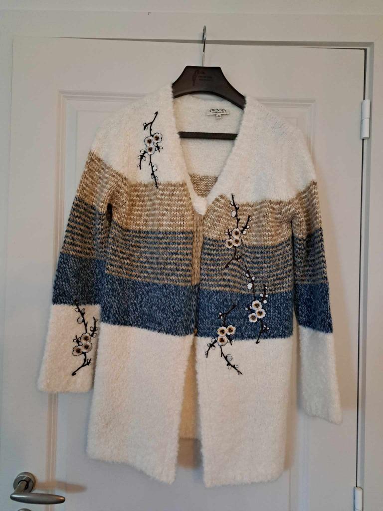 cardigan TWINSET met borduursel, maat 16/S, Kleding | Dames, Truien en Vesten, Twinset, Overige kleuren, Nieuw, Ophalen of Verzenden