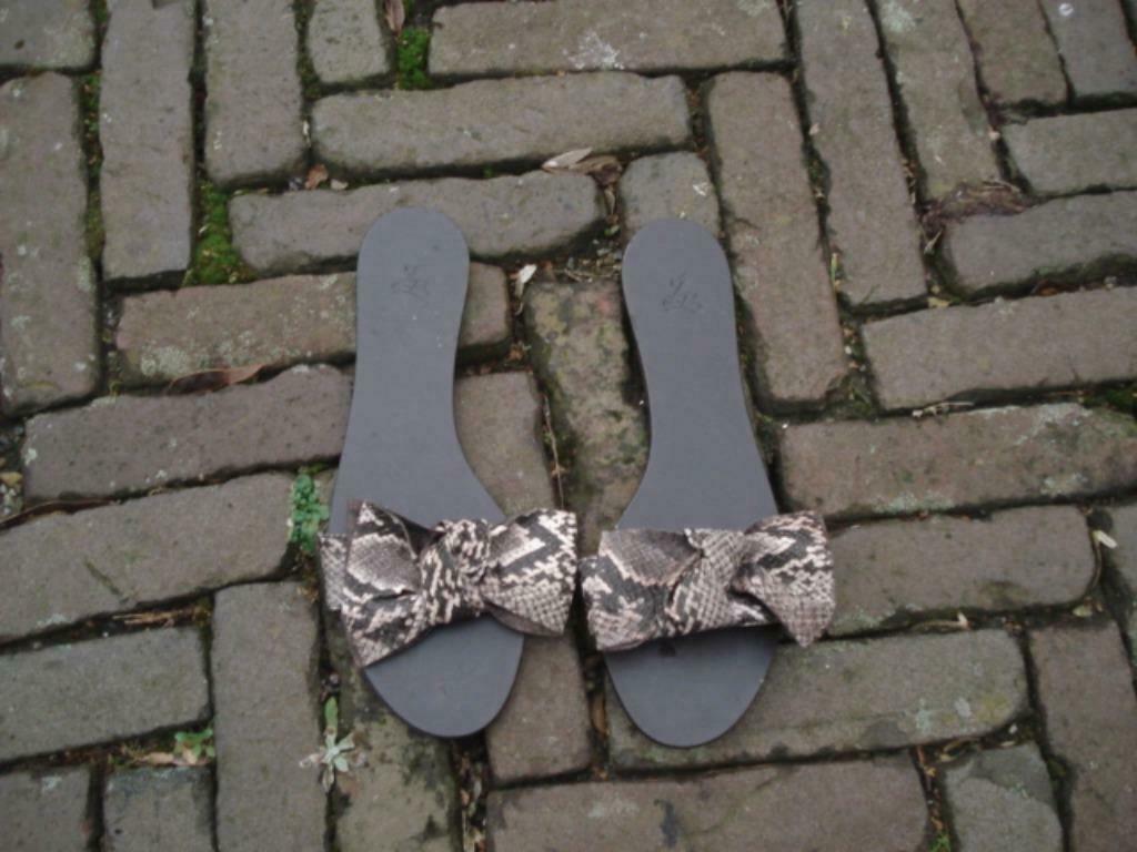 Gratis verzenden nieuwe leren fuif zara slippers mt 40, Kleding | Dames, Schoenen, Slippers, Overige kleuren, Verzenden, Zara