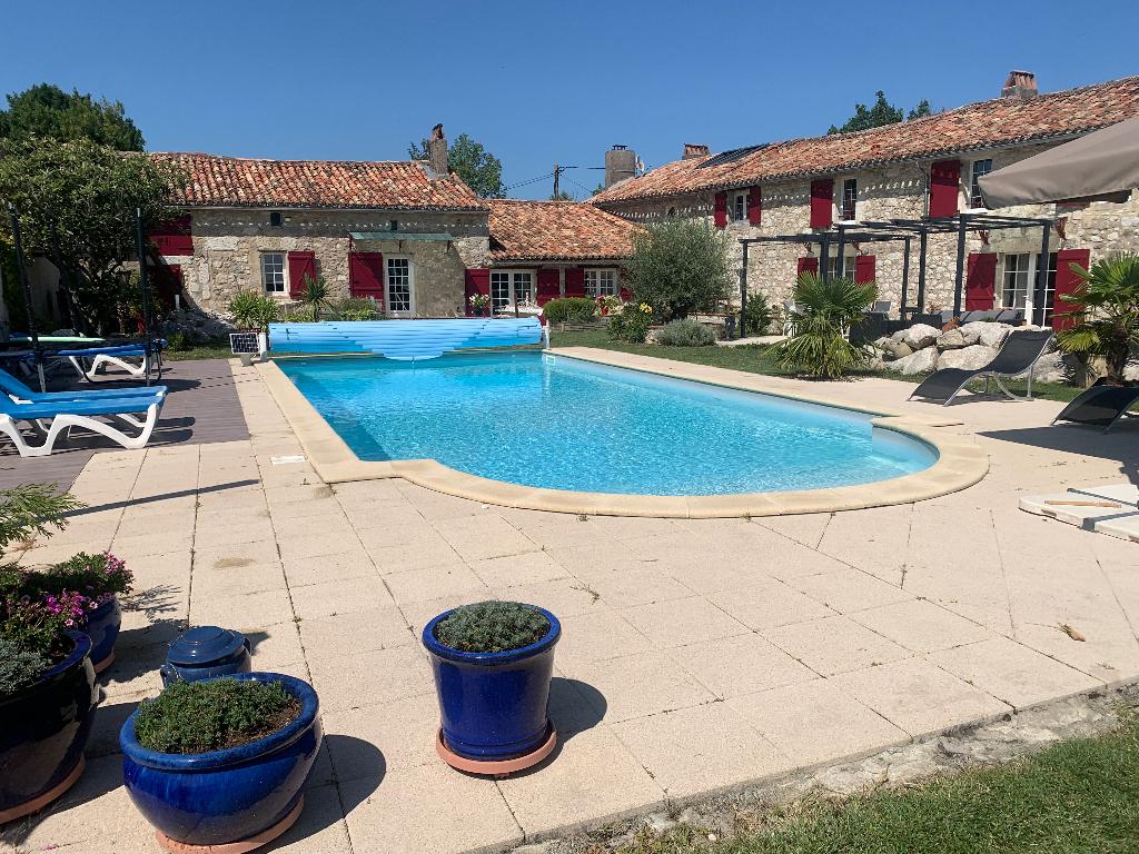 UITZONDERLIJK RESIDENTIEZWEMBAD, 4 of meer slaapkamers, Landelijk, In bos, Eigenaar