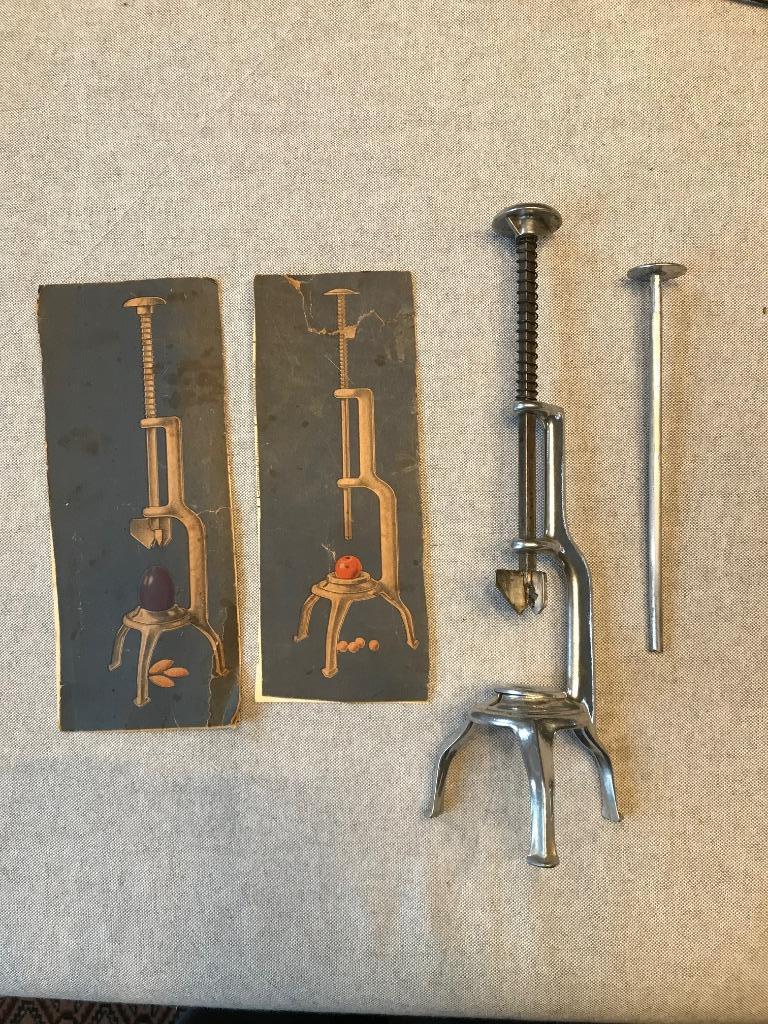 Oud instrument voor het ontpitten van kersen en olijven, Antiek en Kunst, Ophalen