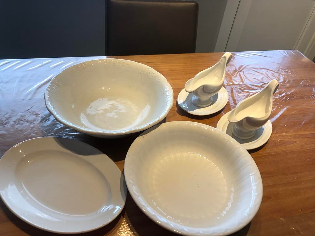 Oude schalen en sauspotjes uit boerderij, Ophalen