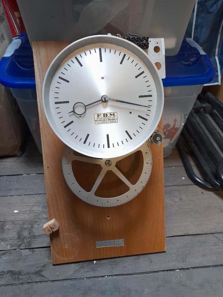 Klok voor munten, Ophalen
