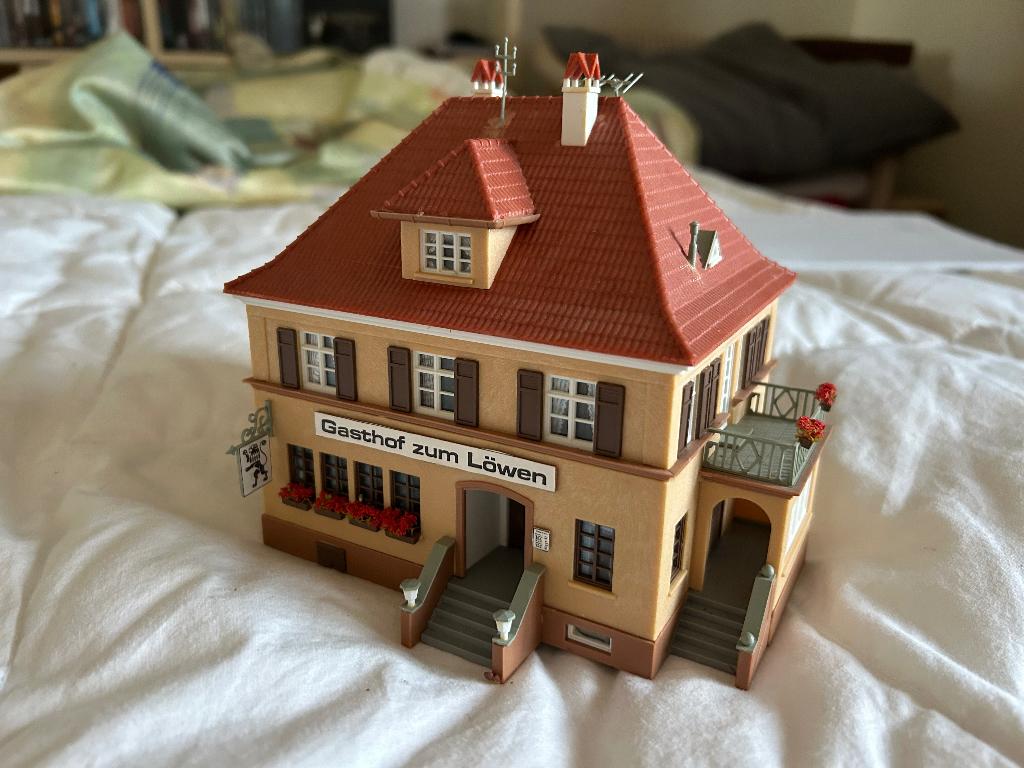 Kibri - Gasthof zum Löwen, Hobby & Loisirs créatifs, Trains miniatures | Échelles Autre, Enlèvement, Utilisé, Pont, Tunnel ou Bâtiment