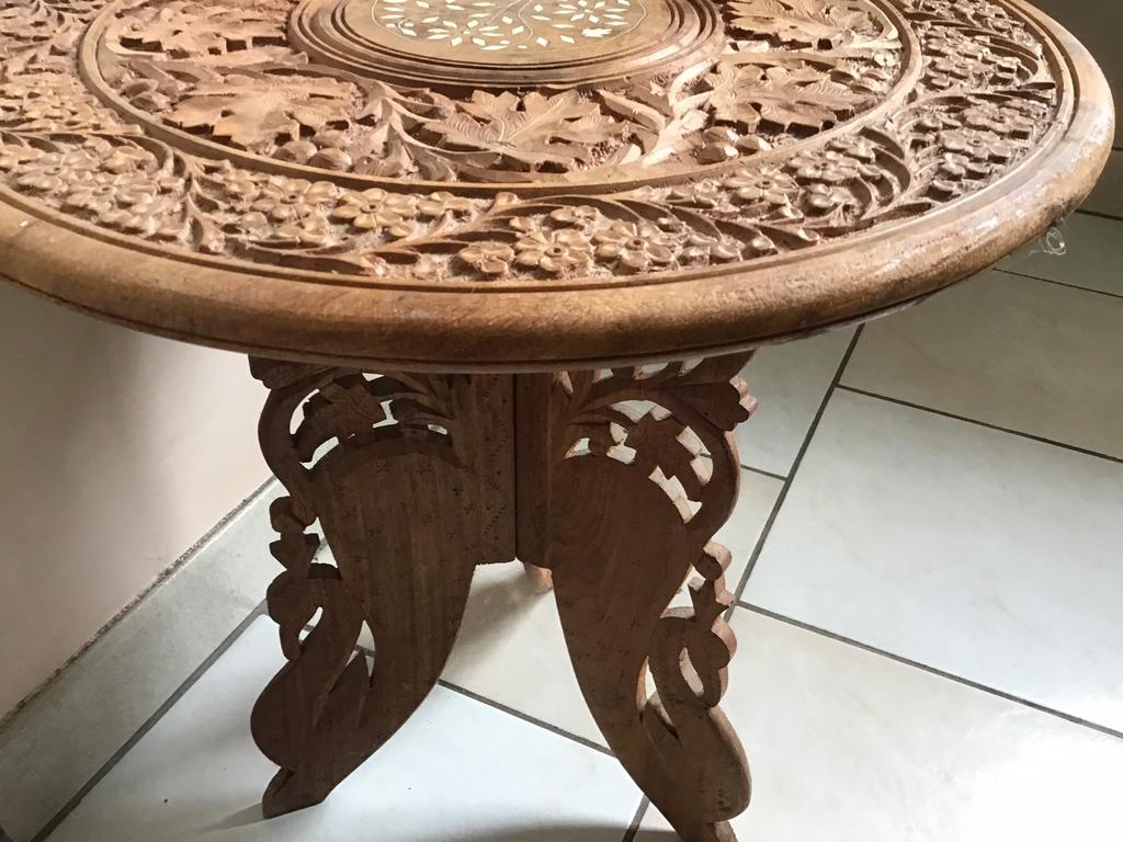Table en bois, Enlèvement